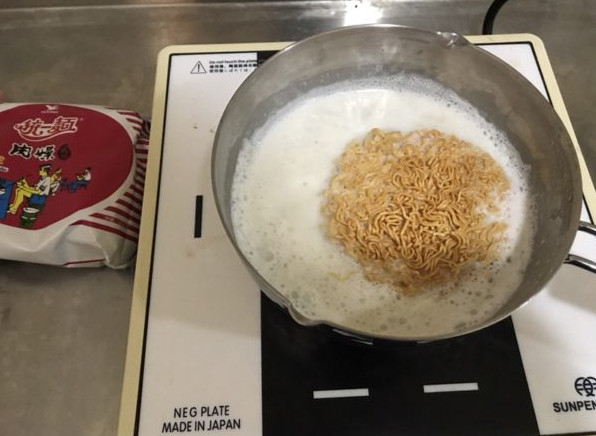 牛奶可以煮泡面嗎 牛奶煮泡面的做法 牛奶可以煮泡面嗎 牛奶煮泡面的做法