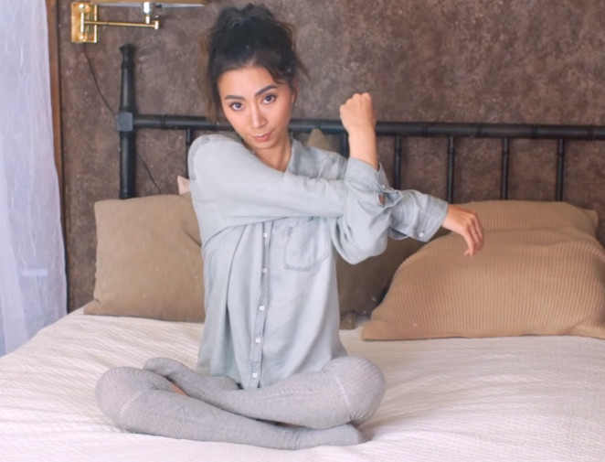 睡前拉伸的動(dòng)作圖解 讓你和失眠說晚安