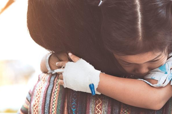 小孩子被開(kāi)水燙傷怎么辦 防感染3步走 小孩子被開(kāi)水燙傷怎么辦 防感染3步走