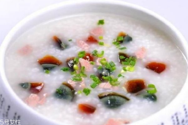 皮蛋瘦肉粥怎么做不腥 皮蛋瘦肉粥的做法 皮蛋瘦肉粥怎么做不腥 皮蛋瘦肉粥的做法