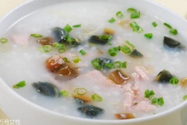 皮蛋瘦肉粥怎么做不腥 皮蛋瘦肉粥的做法 皮蛋瘦肉粥怎么做不腥 皮蛋瘦肉粥的做法