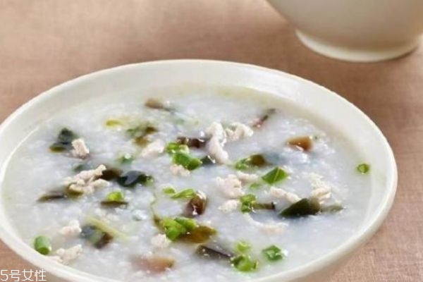 皮蛋瘦肉粥怎么做不腥 皮蛋瘦肉粥的做法 皮蛋瘦肉粥怎么做不腥 皮蛋瘦肉粥的做法