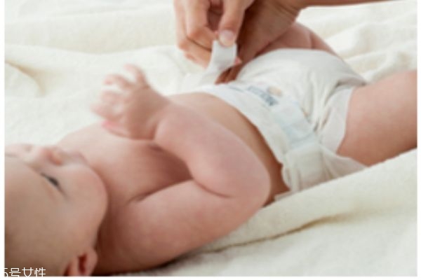 媽媽如何為新生嬰兒清洗尿布