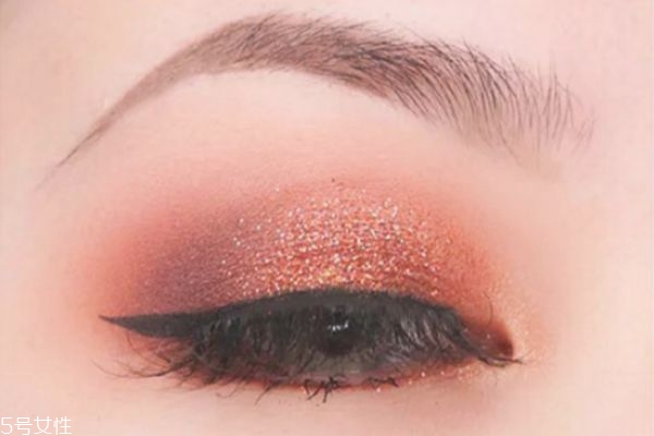 圣誕亮片妝怎么畫 圣誕眼妝怎么畫 圣誕亮片妝怎么畫 圣誕眼妝怎么畫