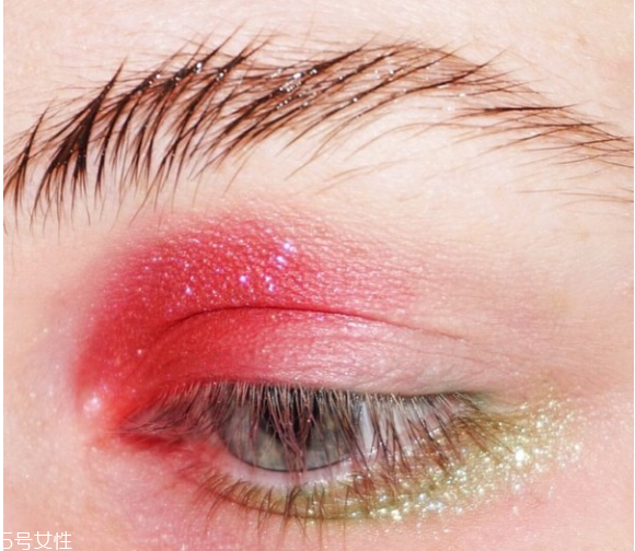 圣誕亮片妝怎么畫 圣誕眼妝怎么畫 圣誕亮片妝怎么畫 圣誕眼妝怎么畫