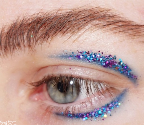 圣誕亮片妝怎么畫 圣誕眼妝怎么畫 圣誕亮片妝怎么畫 圣誕眼妝怎么畫