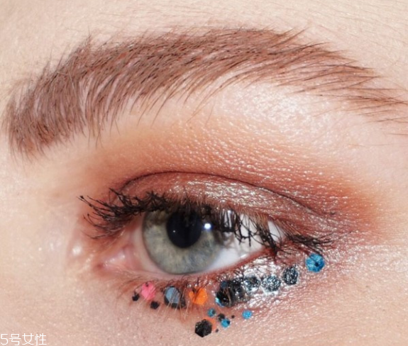 圣誕亮片妝怎么畫 圣誕眼妝怎么畫 圣誕亮片妝怎么畫 圣誕眼妝怎么畫