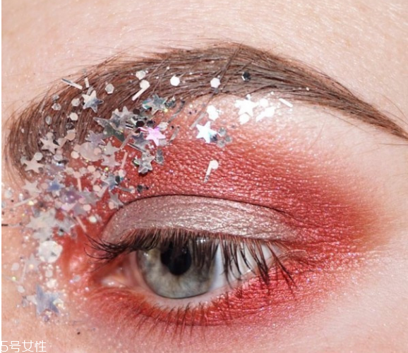 圣誕亮片妝怎么畫 圣誕眼妝怎么畫 圣誕亮片妝怎么畫 圣誕眼妝怎么畫