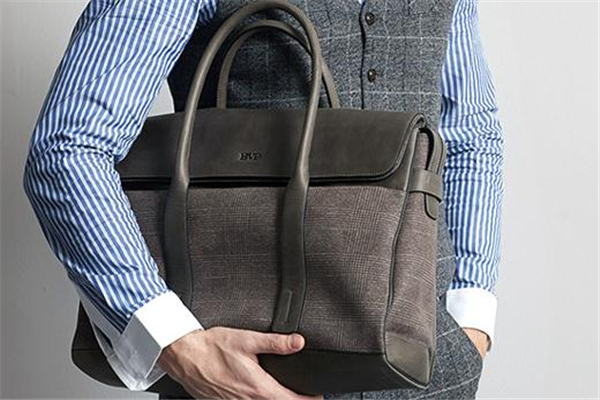 男士手提包如何搭配 要注意整體搭配 男士手提包如何搭配 要注意整體搭配
