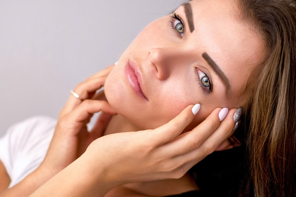 化妝水用后臉很干什么原因 2大原因了解一下 化妝水用后臉很干什么原因 2大原因了解一下