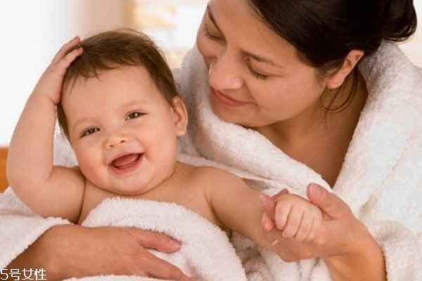 寶寶感冒了可以洗澡嗎 是可以洗澡的 寶寶感冒了可以洗澡嗎 是可以洗澡的