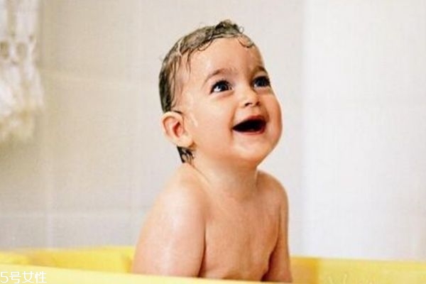 寶寶感冒了可以洗澡嗎 是可以洗澡的 寶寶感冒了可以洗澡嗎 是可以洗澡的