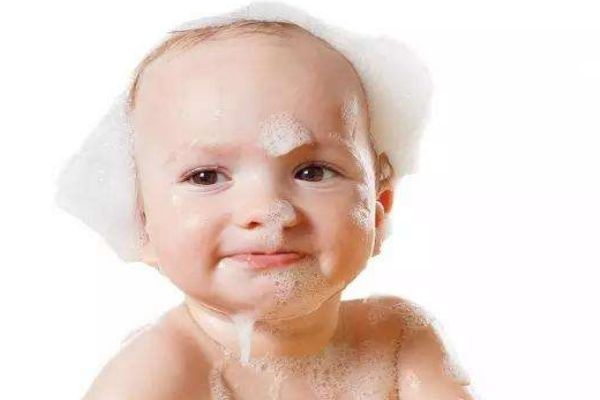 給寶寶洗頭的正確姿勢(shì) 給寶寶洗頭的步驟