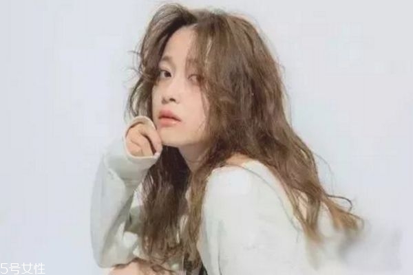 什么頭發(fā)顏色顯白 超顯白的頭發(fā)顏色 什么頭發(fā)顏色顯白 超顯白的頭發(fā)顏色