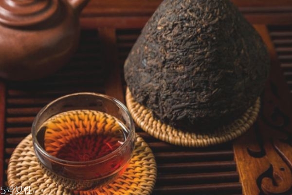 喝黑茶的好處和壞處 關(guān)于黑茶的認(rèn)識(shí)誤區(qū) 喝黑茶的好處和壞處 關(guān)于黑茶的認(rèn)識(shí)誤區(qū)