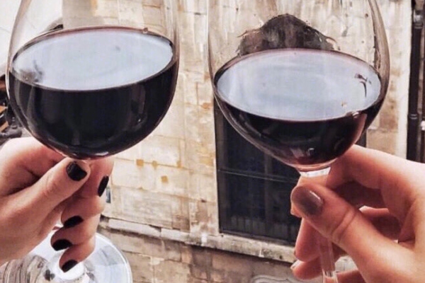 紅酒是葡萄酒嗎 是一個(gè)東西 紅酒是葡萄酒嗎 是一個(gè)東西