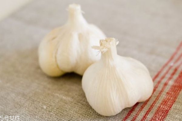 大蒜發(fā)霉了還可以吃嗎 大蒜怎么保存不發(fā)霉 大蒜發(fā)霉了還可以吃嗎 大蒜怎么保存不發(fā)霉