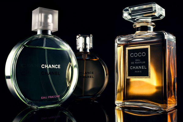 香水噴哪里香味最持久 肚臍和腳踝后 香水噴哪里香味最持久 肚臍和腳踝后