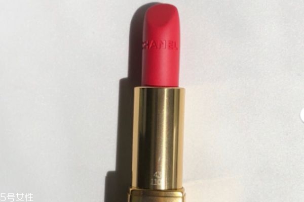 香奈兒絲絨口紅43什么顏色 香奈兒絲絨43真人試色 香奈兒絲絨口紅43什么顏色 香奈兒絲絨43真人試色