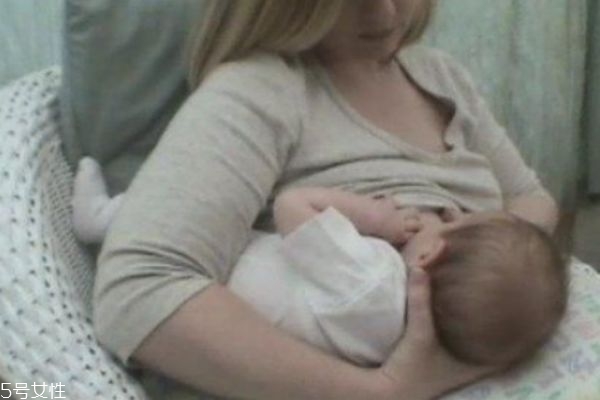 寶寶嗆奶怎么判斷沒事 嗆奶后應該如何急救呢 寶寶嗆奶怎么判斷沒事 嗆奶后應該如何急救呢