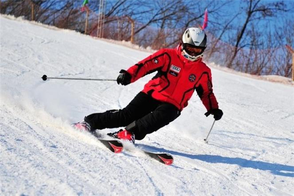 滑雪可以穿雪地靴嗎 最好換專業(yè)滑雪鞋 滑雪可以穿雪地靴嗎 最好換專業(yè)滑雪鞋