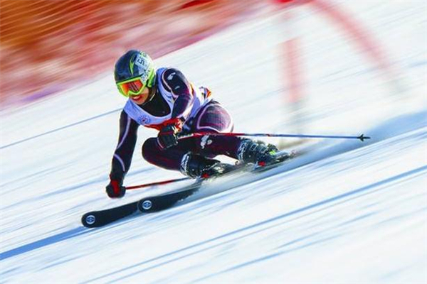 滑雪可以穿雪地靴嗎 最好換專業(yè)滑雪鞋 滑雪可以穿雪地靴嗎 最好換專業(yè)滑雪鞋