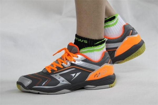 羽毛球鞋可以打籃球嗎 很費(fèi)鞋子 羽毛球鞋可以打籃球嗎 很費(fèi)鞋子