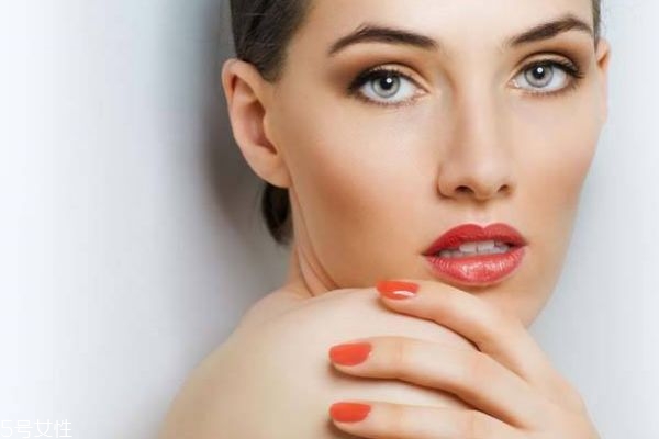 油皮用什么定妝比較好 粉類的定妝產品