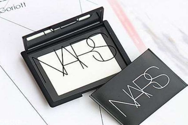 油皮用什么定妝比較好 粉類的定妝產品