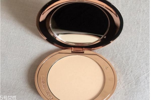 粉餅怎么擦 用刷子還是粉撲都可以 粉餅怎么擦 用刷子還是粉撲都可以