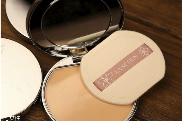 粉餅怎么擦 用刷子還是粉撲都可以 粉餅怎么擦 用刷子還是粉撲都可以