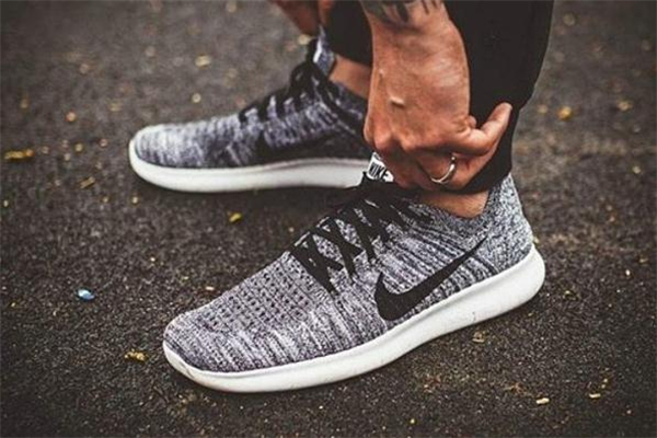 跑鞋發(fā)黃怎么辦 一招恢復(fù)潔白 跑鞋發(fā)黃怎么辦 一招恢復(fù)潔白