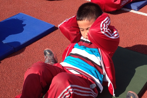 仰臥起坐起不來怎么辦？仰臥起坐對身體有傷害嗎