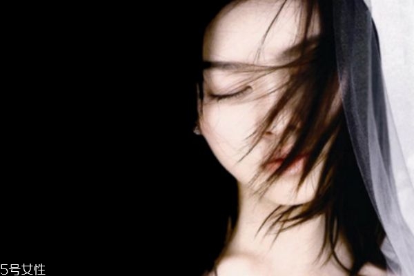 發(fā)膜和護(hù)發(fā)素可以一起用嗎 發(fā)膜和護(hù)發(fā)素可以一起用嗎