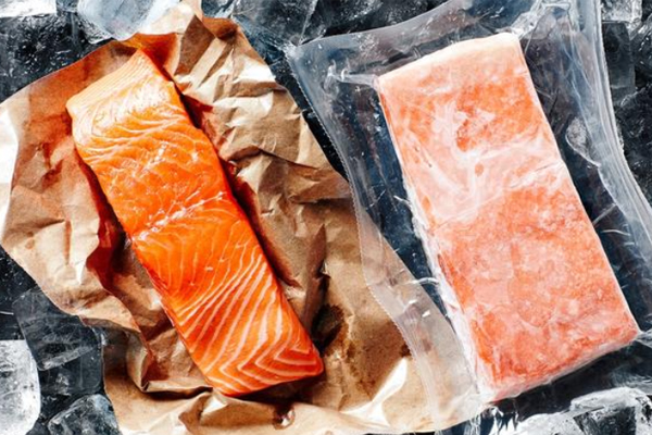 如何判斷三文魚(yú)是否新鮮 三文魚(yú)新鮮判斷方法