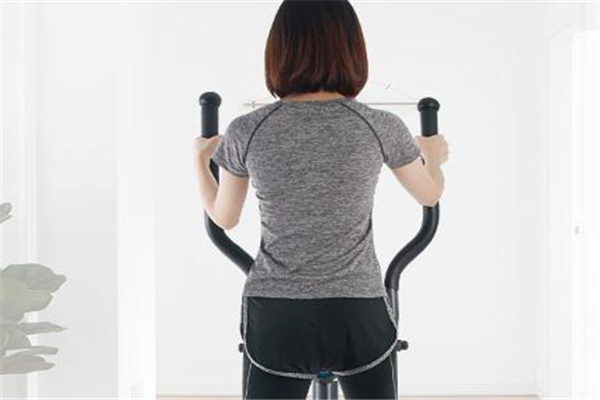 橢圓機(jī)會(huì)使腿粗嗎 姿勢要正確