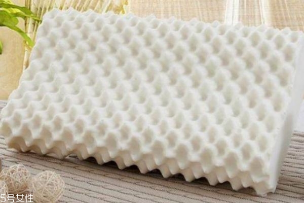 記憶枕適合什么人用 頸椎病選記憶枕還是乳膠枕