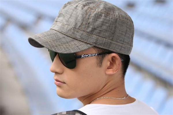 平頂帽怎么戴 這些戴法都不錯 平頂帽怎么戴 這些戴法都不錯