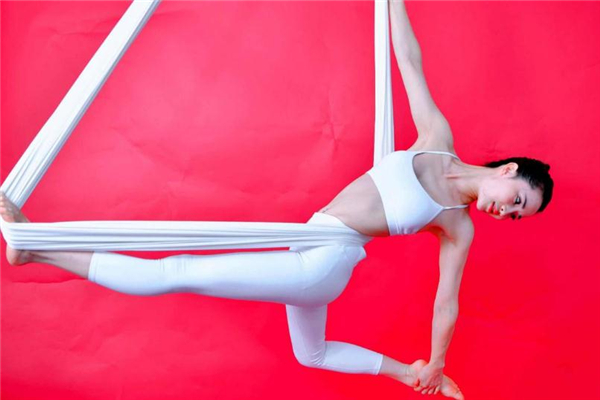 空中瑜伽可以穿襪子嗎 會(huì)有影響 空中瑜伽可以穿襪子嗎 會(huì)有影響
