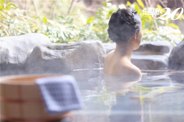 泡溫泉空腹還是飯后 記得多喝水 泡溫泉空腹還是飯后 記得多喝水