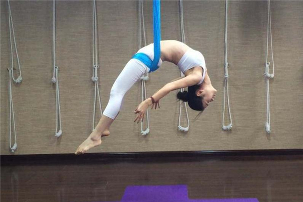 空中瑜伽有體重限制嗎 不過(guò)度肥胖就行 空中瑜伽有體重限制嗎 不過(guò)度肥胖就行