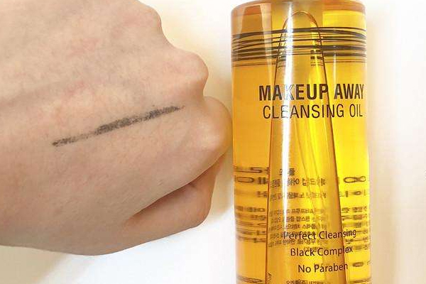 卸妝油能當(dāng)按摩油嗎 其實沒有好處 卸妝油能當(dāng)按摩油嗎 其實沒有好處