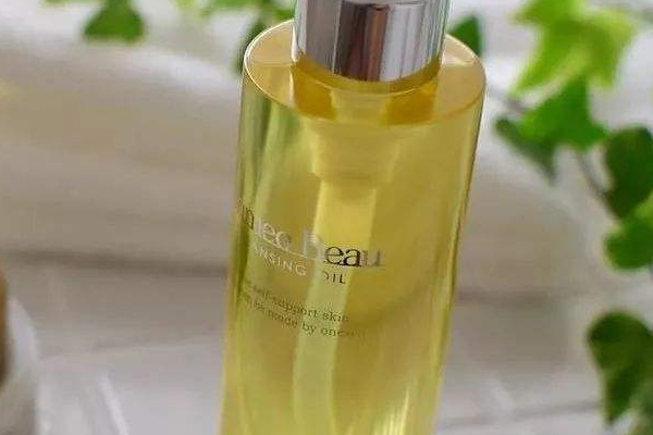 卸妝油能當(dāng)按摩油嗎 其實沒有好處 卸妝油能當(dāng)按摩油嗎 其實沒有好處