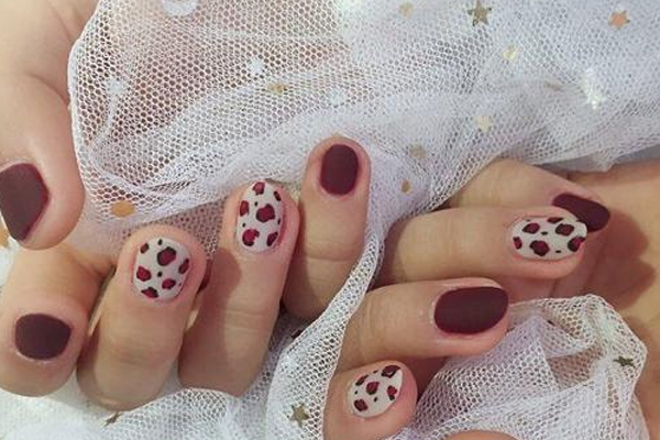 耐看美甲圖案 經(jīng)典顯白美甲圖片 耐看美甲圖案 經(jīng)典顯白美甲圖片