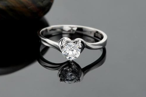 無名指戴戒指是什么意思 代表永不言棄 無名指戴戒指是什么意思 代表永不言棄