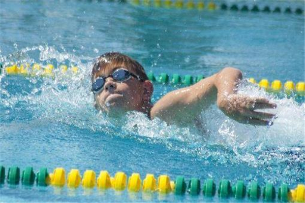 自由泳會使肩膀變寬嗎 有這個可能