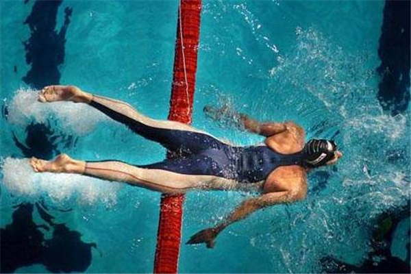 自由泳為什么腿部下沉 呼吸方式很關(guān)鍵 自由泳為什么腿部下沉 呼吸方式很關(guān)鍵