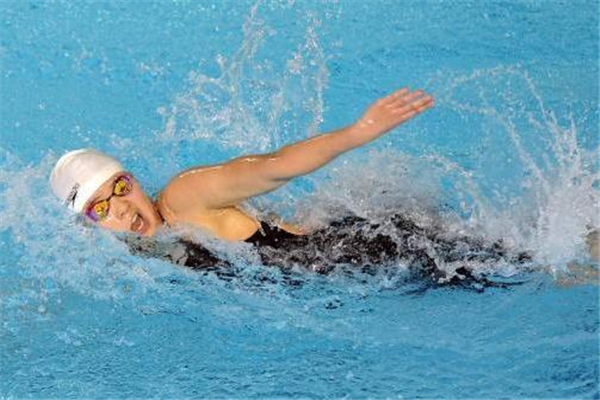 自由泳和仰泳哪個好學(xué) 仰泳更加容易 自由泳和仰泳哪個好學(xué) 仰泳更加容易