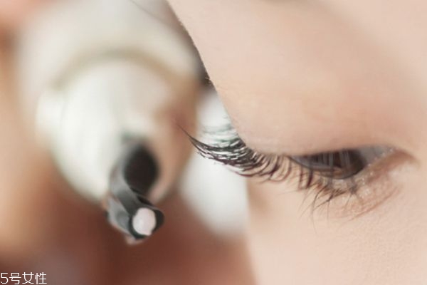 睫毛怎么刷最翹 夾翹睫毛很重要 睫毛怎么刷最翹 夾翹睫毛很重要