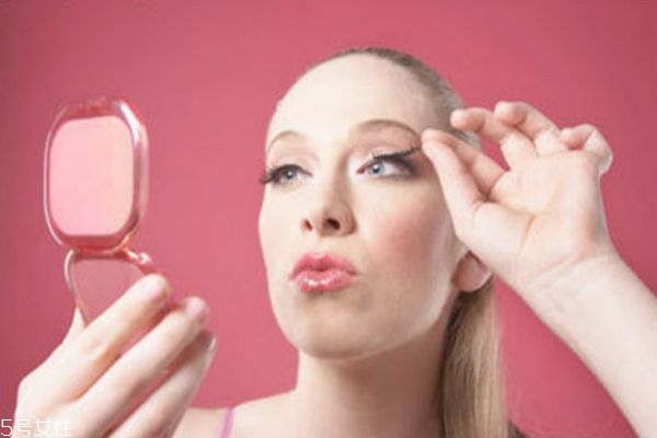 睫毛膏和眼線先畫哪個 看個人習慣